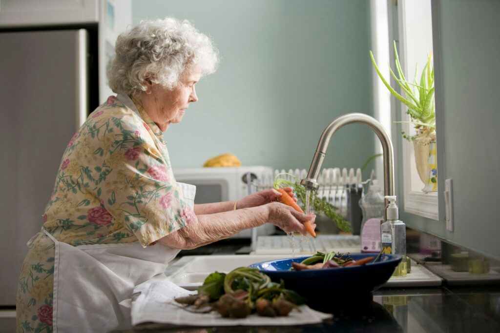 anziana in cucina