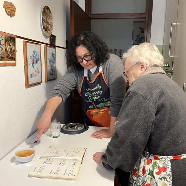 Daniela Pasini in cucina con anziana-animatore sociale