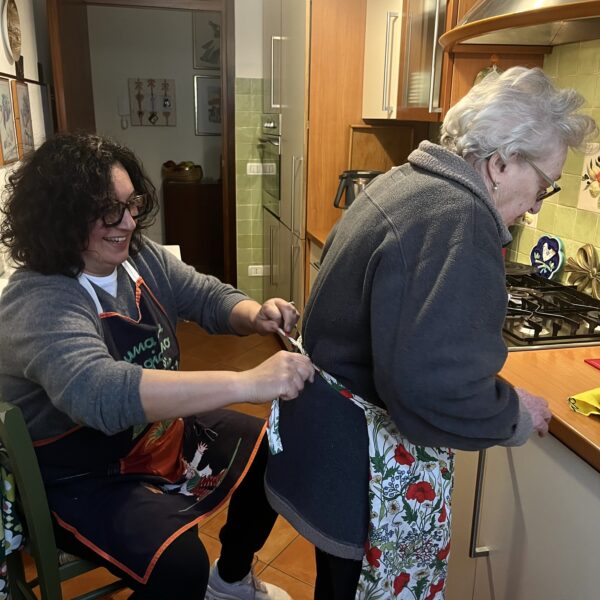 animatore sociale e anziana signora in cucina-assistenza per grembiule