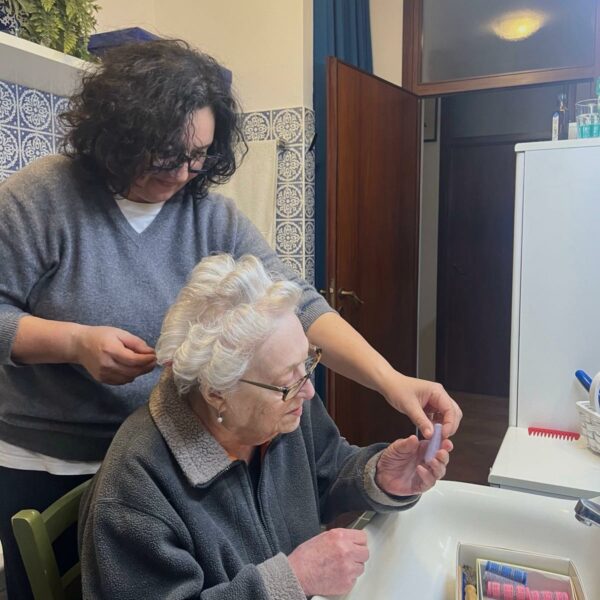 cura della persona-animatore sociale-ravenna-anziana e cura dei capelli